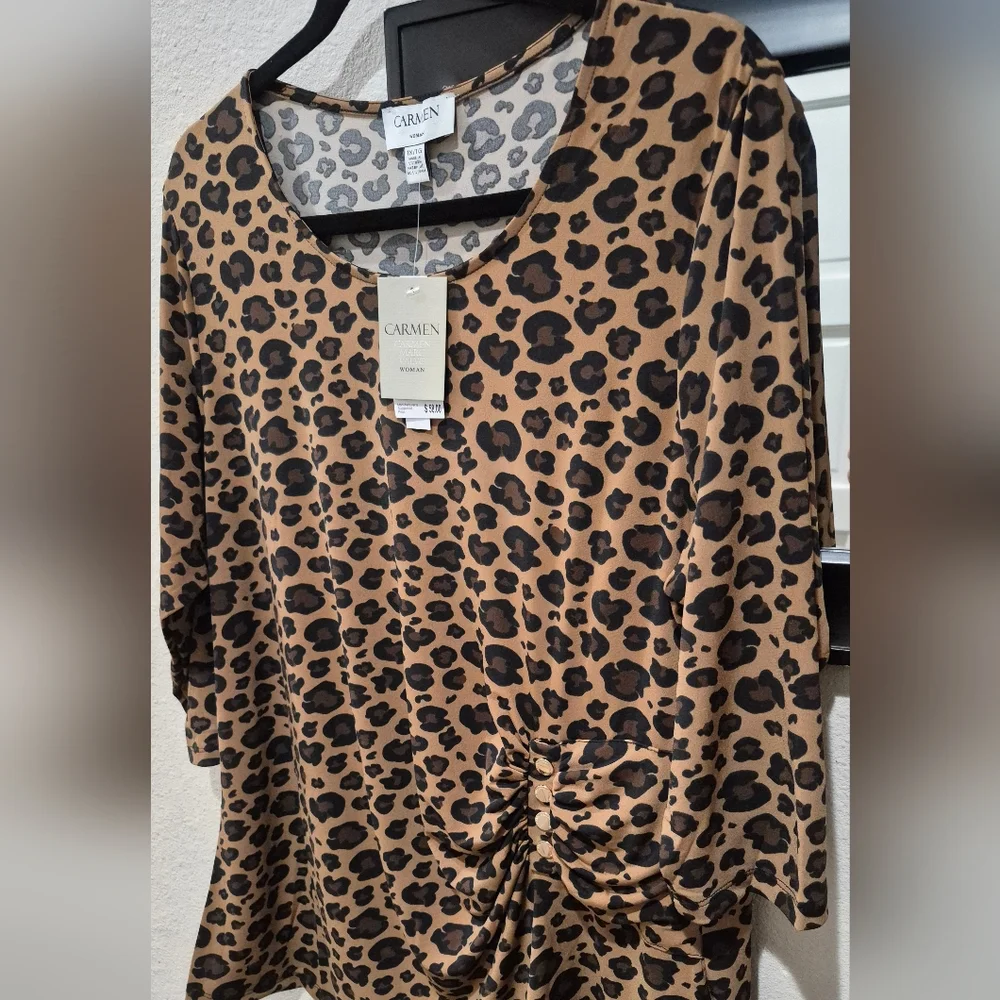 Carmen Marc Valvo Leopard Print Ruched Button Detail Top Size 1X NWT - Picture 4 of 6